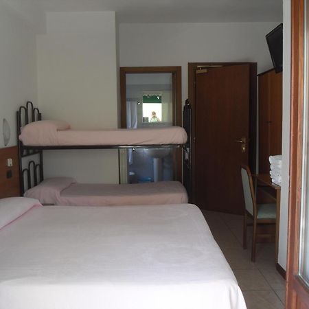 Hotel Ferrara San Benedetto del Tronto Rum bild